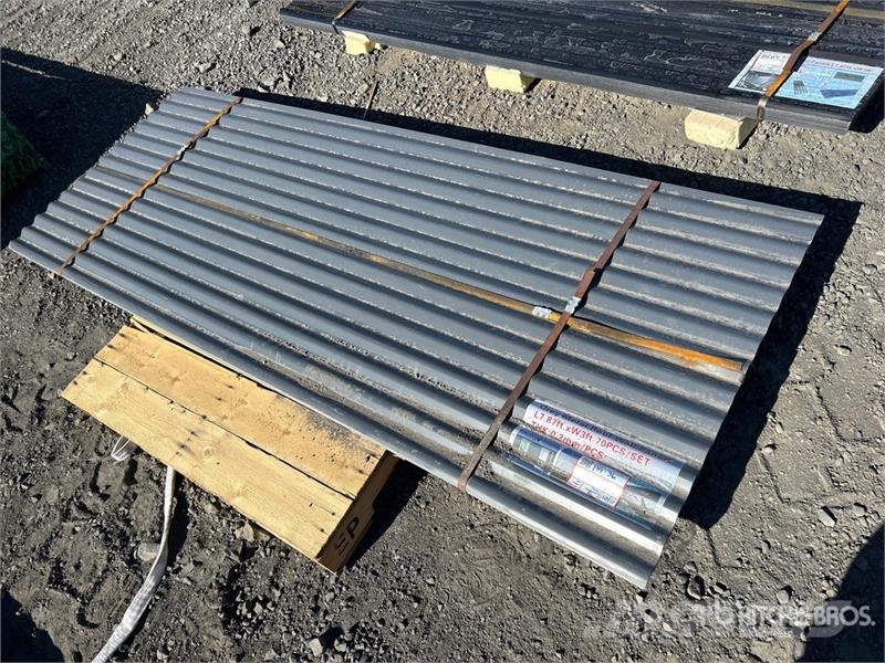 Quantity of (70) 8 ft x 3 ft Grey Metal Roof Panel Verricelli, paranchi e sollevatori per materiali