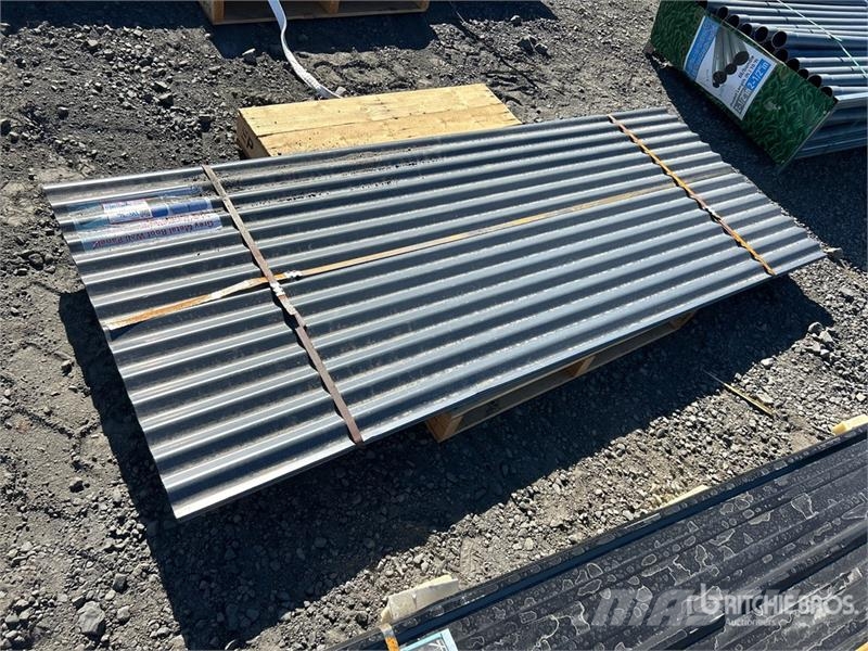 Quantity of (70) 8 ft x 3 ft Grey Metal Roof Panel Verricelli, paranchi e sollevatori per materiali