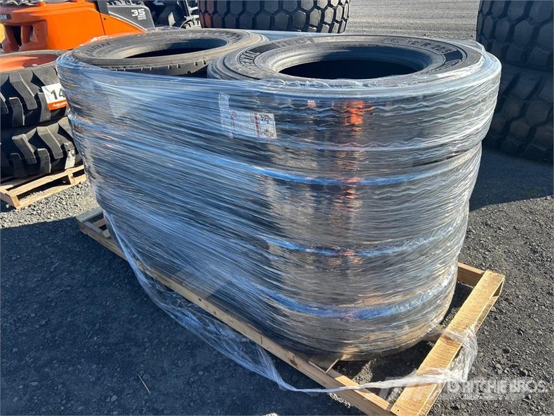 Quantity of (8) 12R22.5 Tires Gume, točkovi i felne