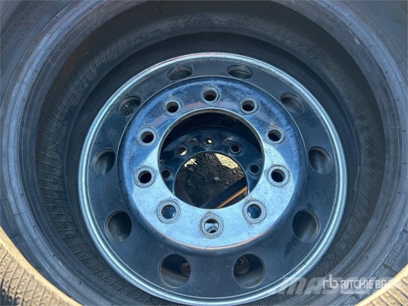 Quantity of (8) 12R22.5 Tires Gume, točkovi i felne