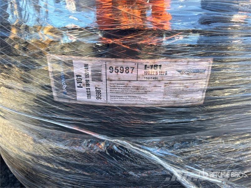 Quantity of (8) 12R22.5 Tires Gume, točkovi i felne