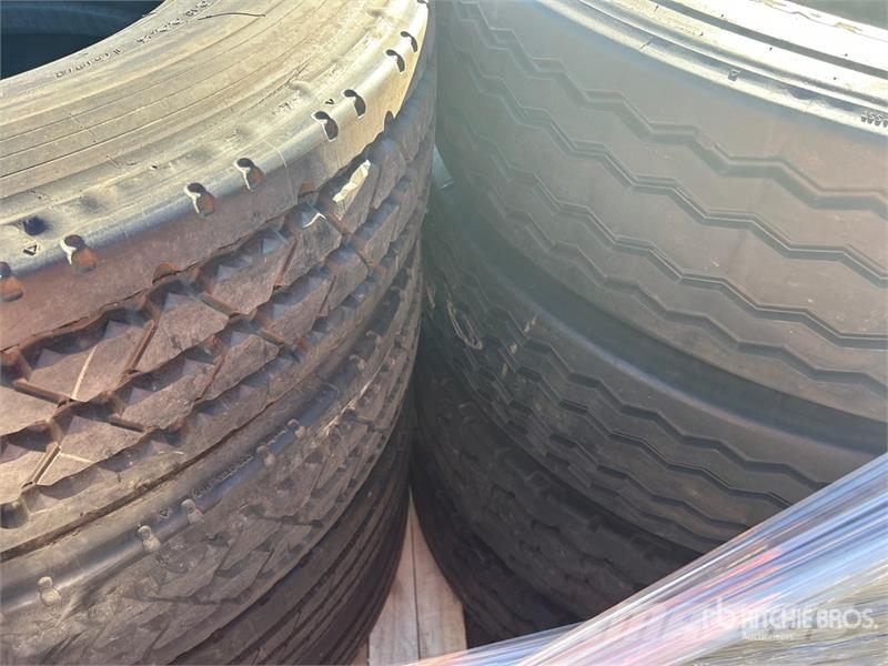 Quantity of (8) 12R22.5 Tires Gume, točkovi i felne