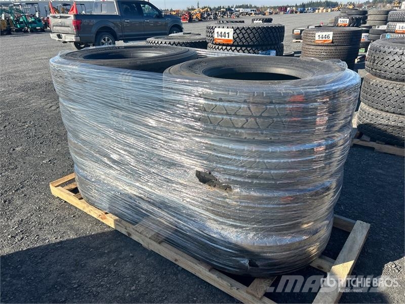Quantity of (8) 12R22.5 Tires Gume, točkovi i felne