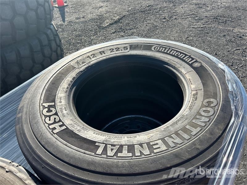 Quantity of (8) 12R22.5 Tires Gume, točkovi i felne