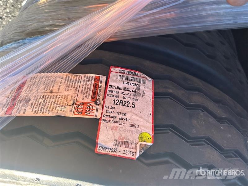 Quantity of (8) 12R22.5 Tires Gume, točkovi i felne