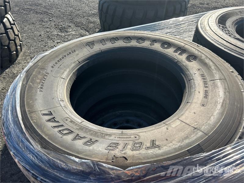 Quantity of (8) 12R22.5 Tires Gume, točkovi i felne