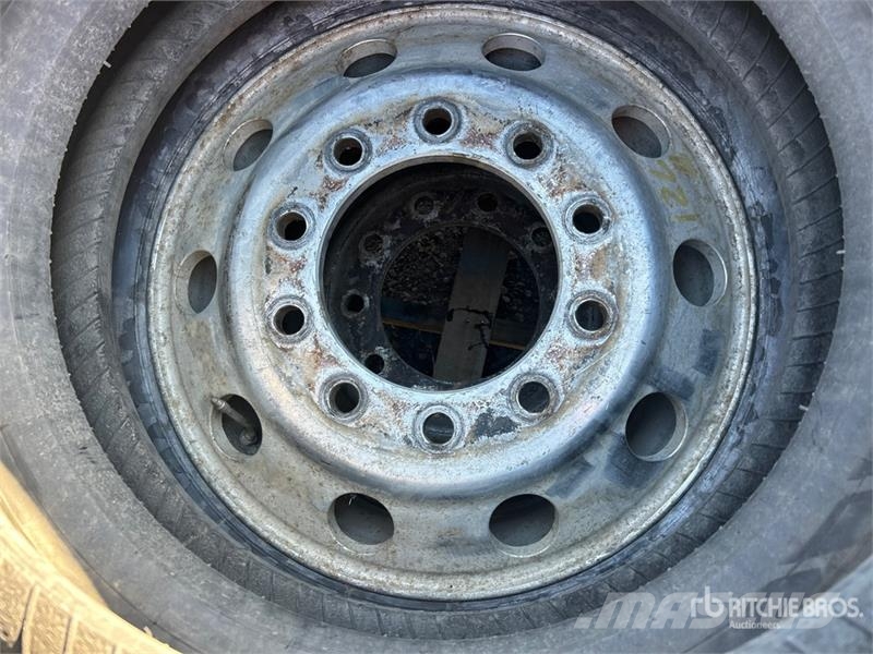 Quantity of (8) 12R22.5 Tires Gume, točkovi i felne