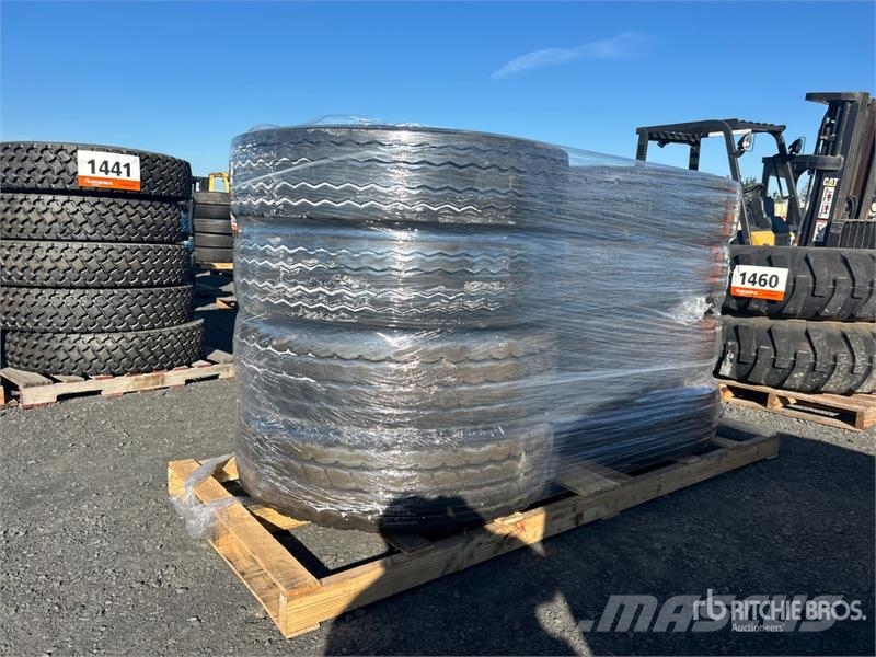 Quantity of (8) 12R22.5 Tires Gume, točkovi i felne