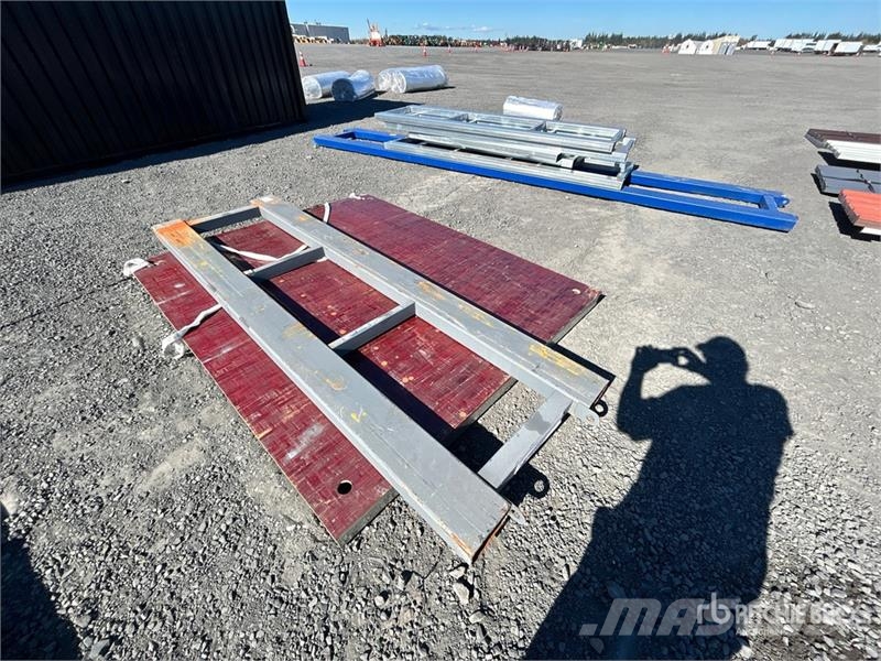  Quantity of (8) 3 ft x 7 ft Metal Forklift Pallet  مكونات أخرى