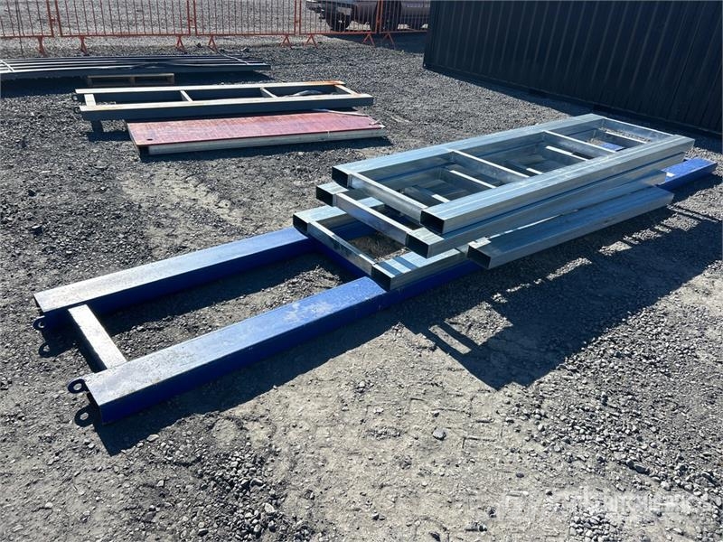  Quantity of (8) 3 ft x 7 ft Metal Forklift Pallet  مكونات أخرى