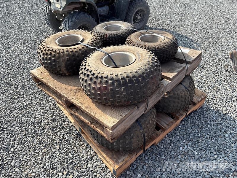  Quantity of (8) Mixed Tires الإطارات والعجلات والحافات