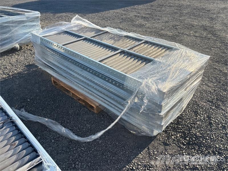 Quantity of (8) Pallets of Warehouse Roller Convey Outros componentes