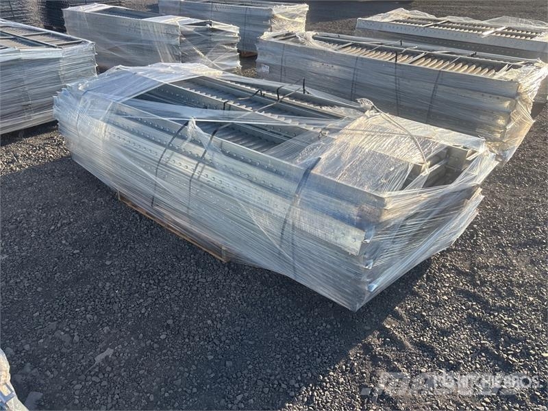 Quantity of (8) Pallets of Warehouse Roller Convey Outros componentes