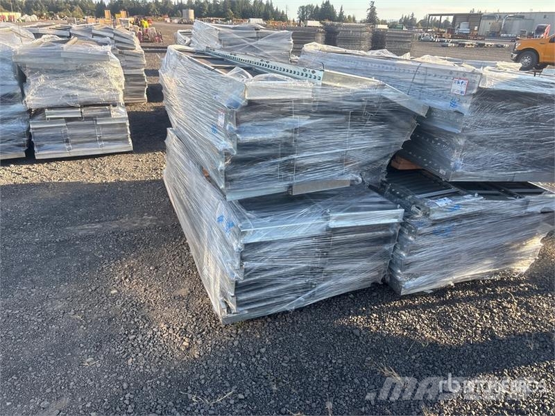 Quantity of (8) Pallets of Warehouse Roller Convey Outros componentes
