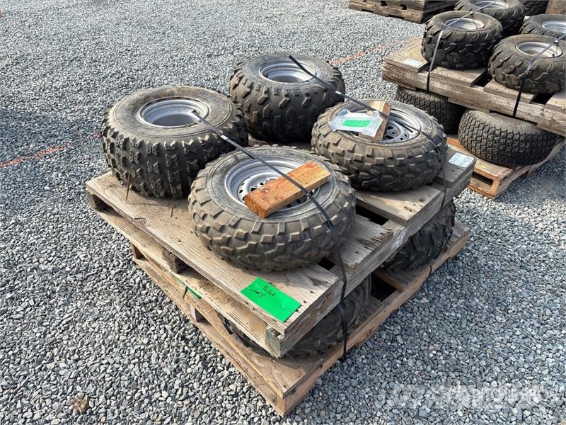  Quantity of (8) Tires الإطارات والعجلات والحافات