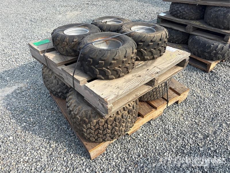  Quantity of (8) Tires الإطارات والعجلات والحافات