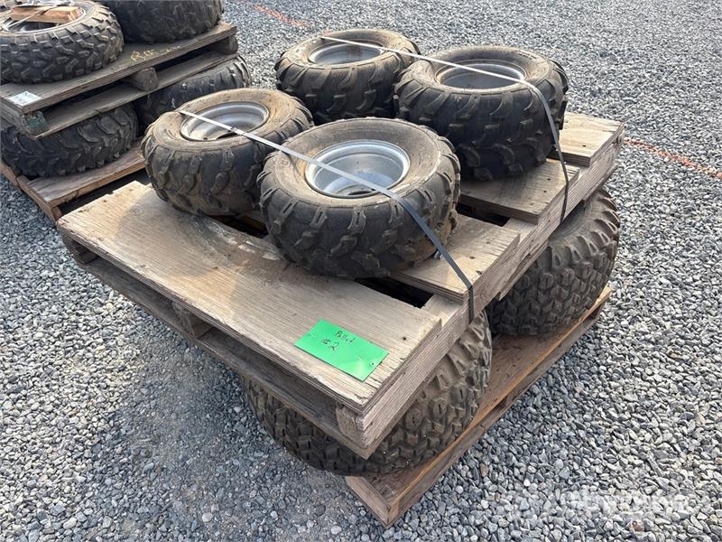  Quantity of (8) Tires الإطارات والعجلات والحافات