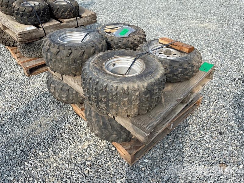  Quantity of (8) Tires الإطارات والعجلات والحافات