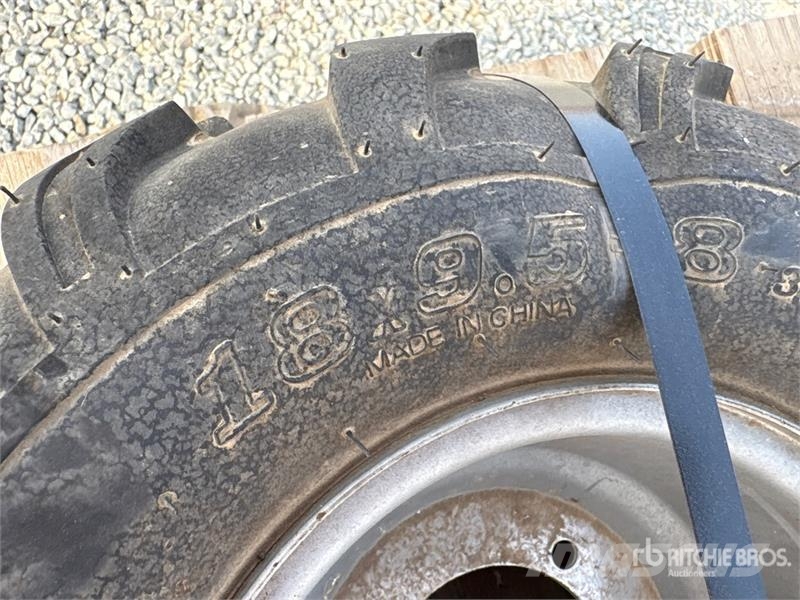  Quantity of (8) Tires الإطارات والعجلات والحافات