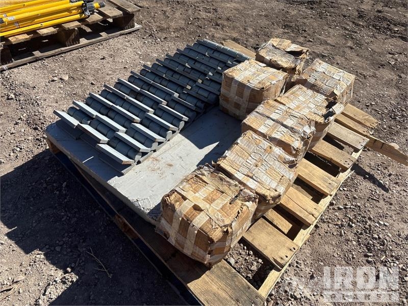 Quantity of (89) Hinges Sableuse et saleuse