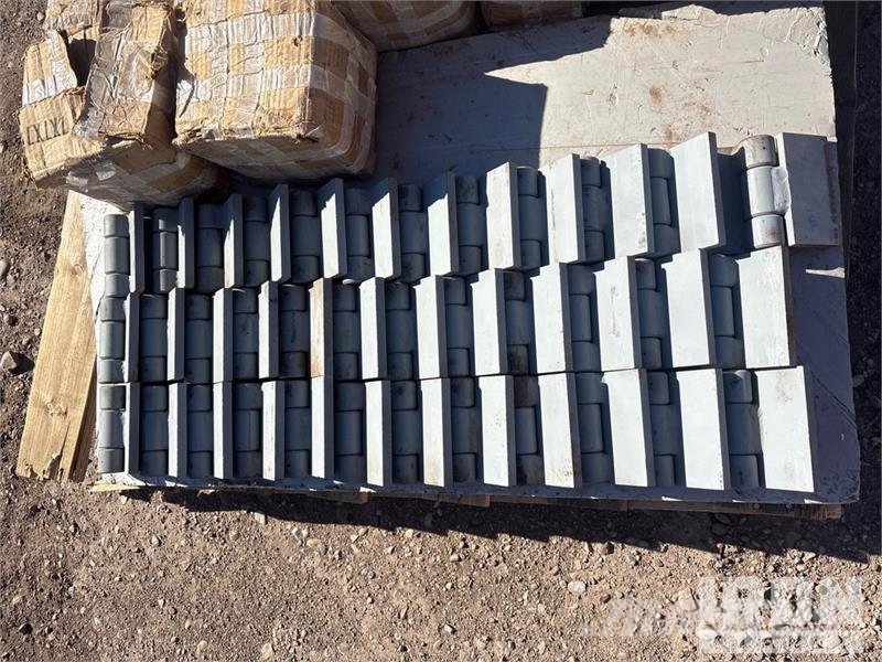 Quantity of (89) Hinges Sableuse et saleuse