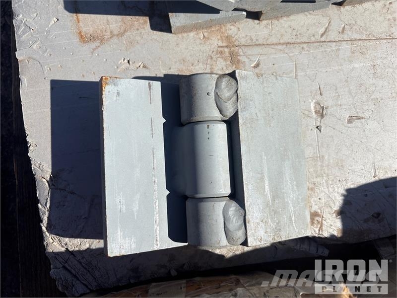 Quantity of (89) Hinges Sableuse et saleuse