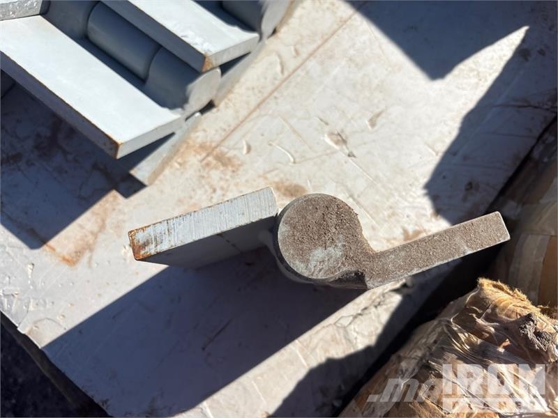 Quantity of (89) Hinges Sableuse et saleuse