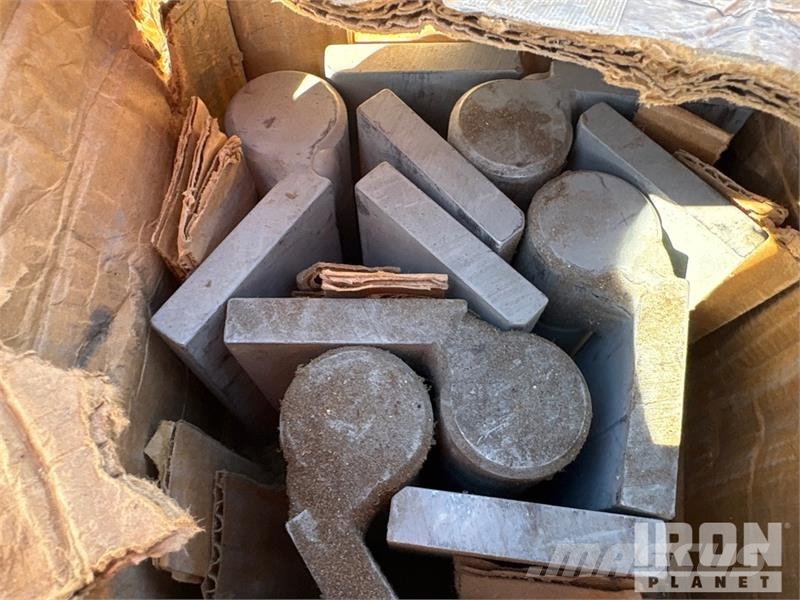 Quantity of (89) Hinges Sableuse et saleuse
