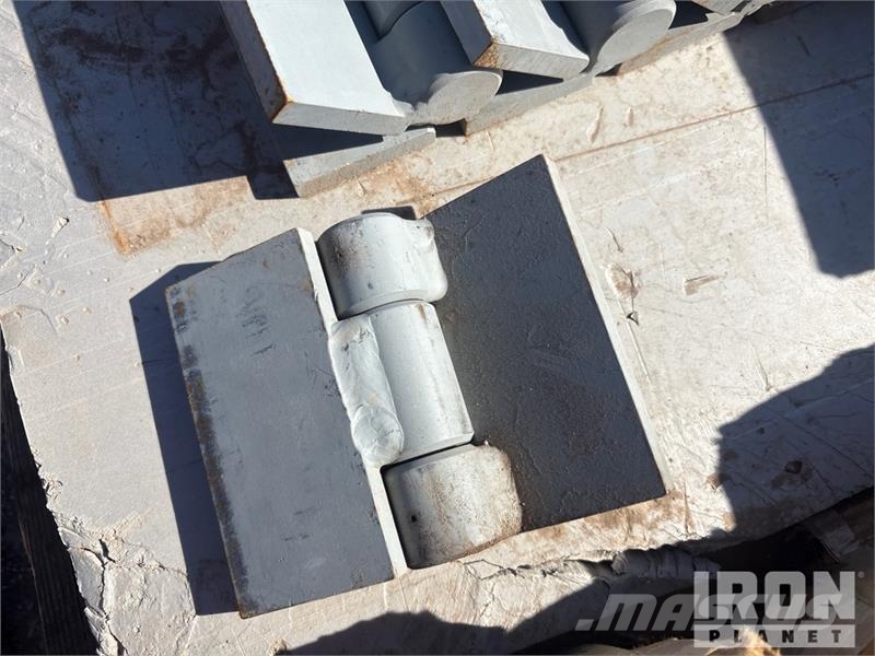 Quantity of (89) Hinges Sableuse et saleuse