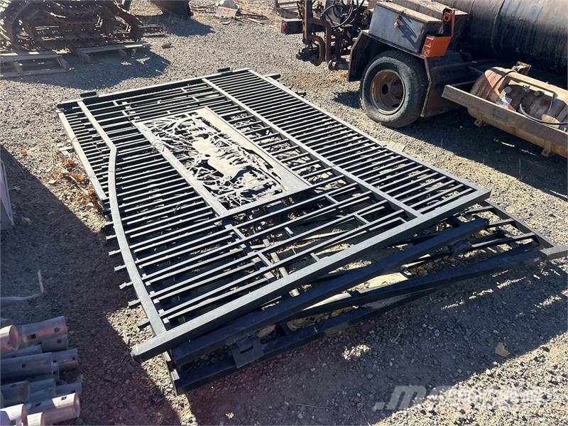 Quantity of 9 ft 4 in x 7 ft Driveway Gate Otra maquinaria agrícola