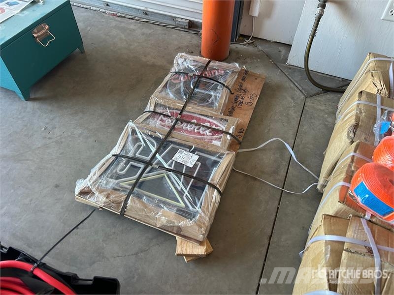  Quantity of Caterpillar, Cummins, Peterbilt Neon S Drugi deli