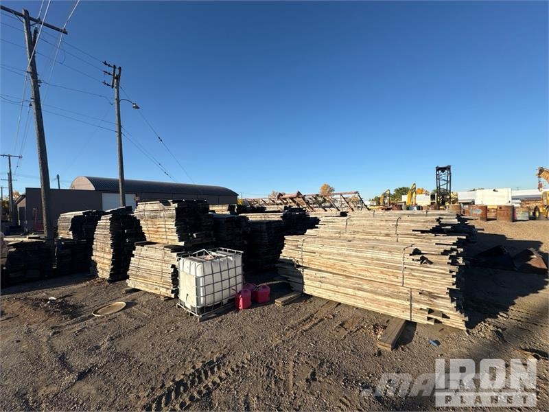  Quantity of Gray Weathered Bridge Ledgers Lumber Takels, lieren en materiaalliften