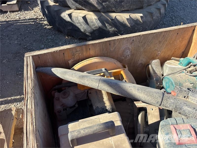 Quantity of Hoses, Table, Saws & Fire Extinguisher Ostale komponente za građevinarstvo