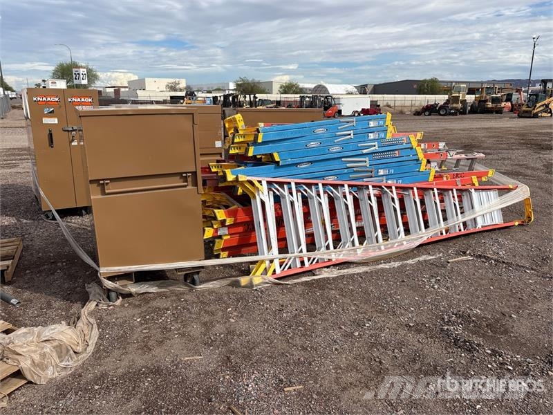  Quantity of Ladders & Construction Site Job Site B مكونات أخرى