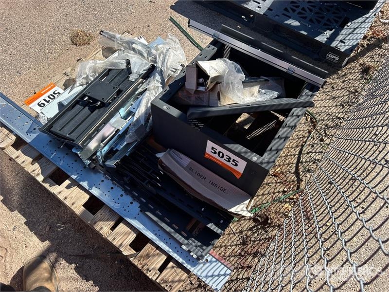 Quantity of Mounting Brackets 建設機械 - その他
