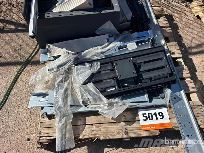 Quantity of Mounting Brackets 建設機械 - その他