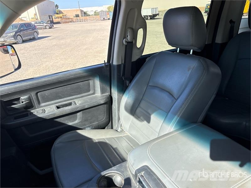 RAM 2500 Пікапи / Бічне розвантаження