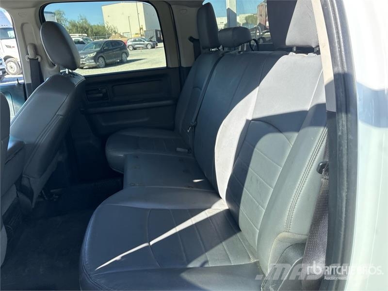 RAM 2500 Пікапи / Бічне розвантаження