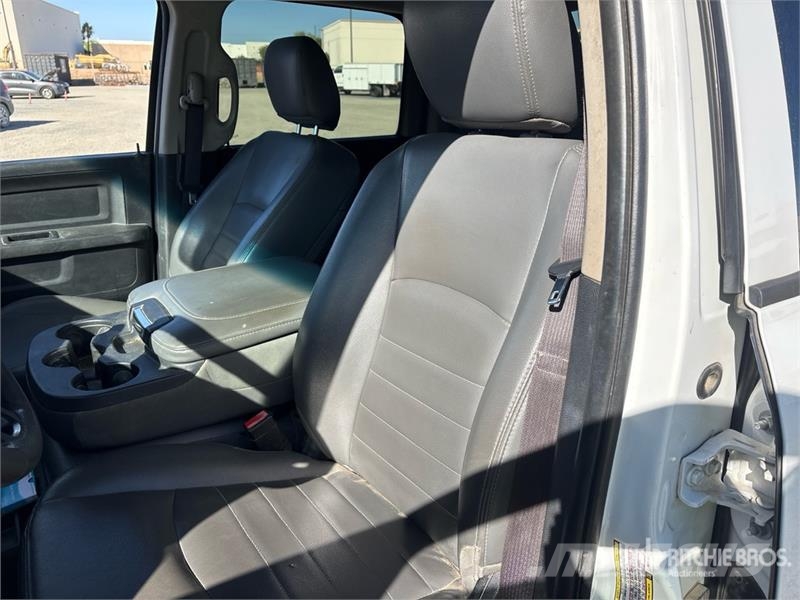 RAM 2500 Пікапи / Бічне розвантаження