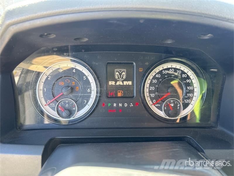RAM 2500 Пікапи / Бічне розвантаження