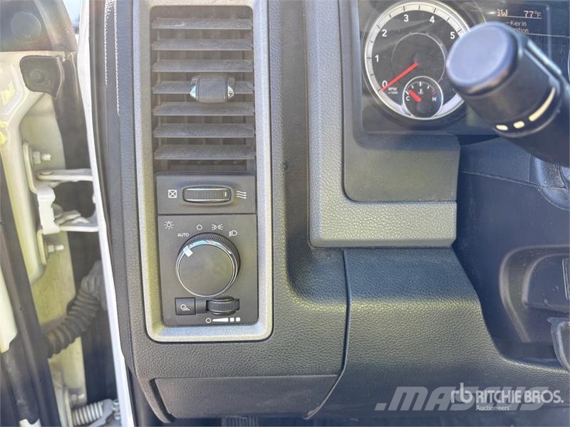 RAM 2500 Пікапи / Бічне розвантаження