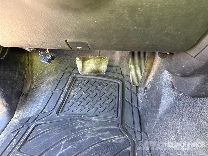 RAM 2500 Пікапи / Бічне розвантаження