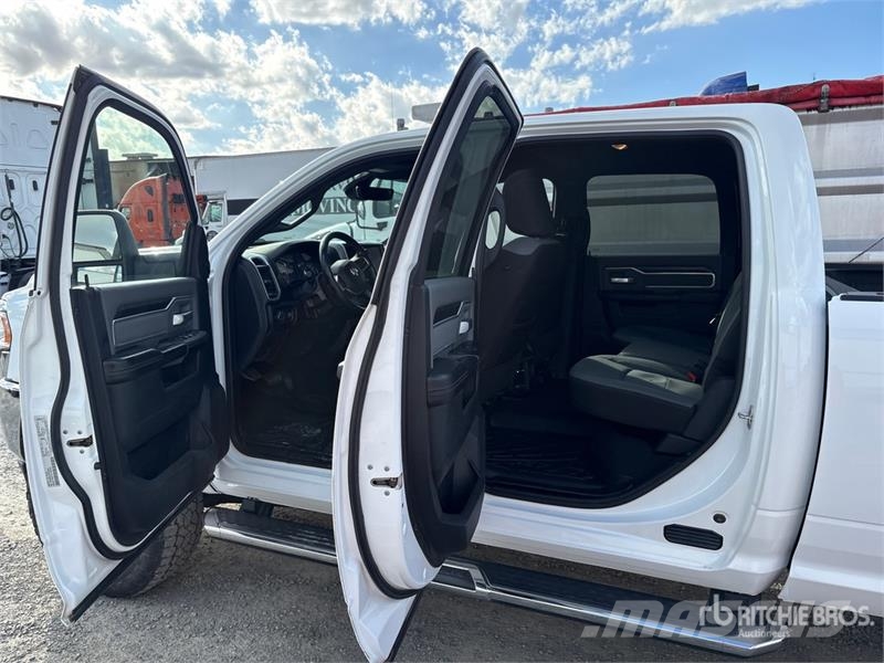 RAM 2500 4x4 Crew Cab Pickup Outros