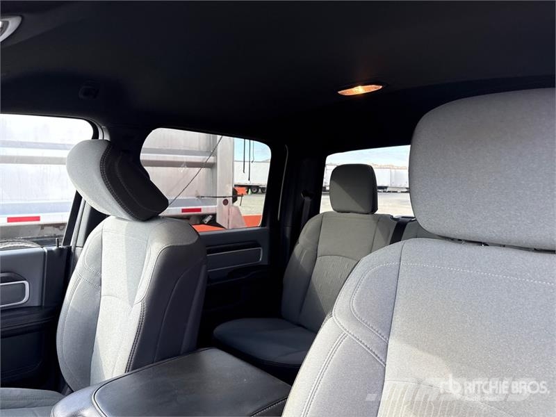 RAM 2500 4x4 Crew Cab Pickup Outros