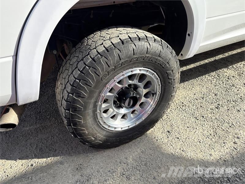 RAM 2500 4x4 Crew Cab Pickup Outros