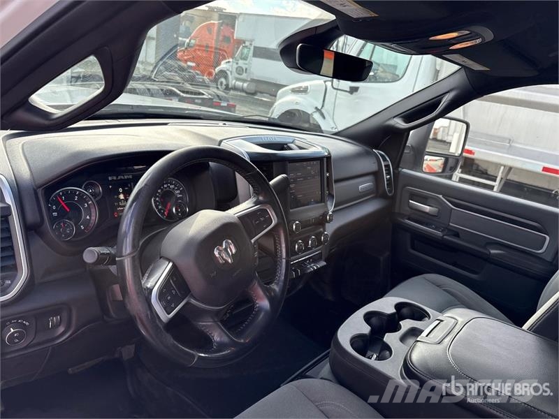 RAM 2500 4x4 Crew Cab Pickup Outros
