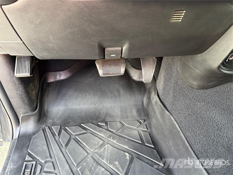 RAM 2500 4x4 Crew Cab Pickup Outros
