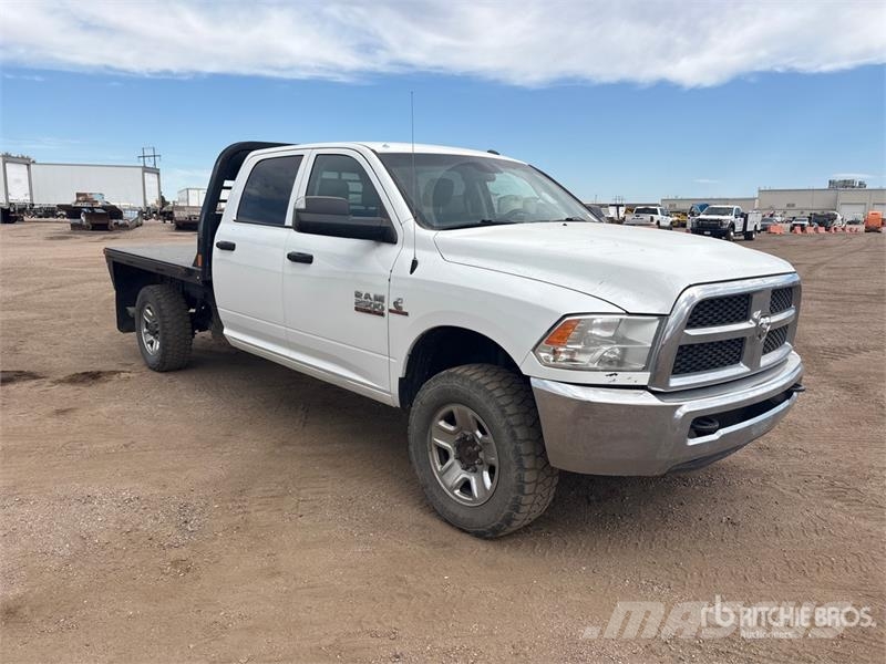 RAM 2500 4x4 Crew Cab Flatbed Truck Platformas/izkraušana no sāniem