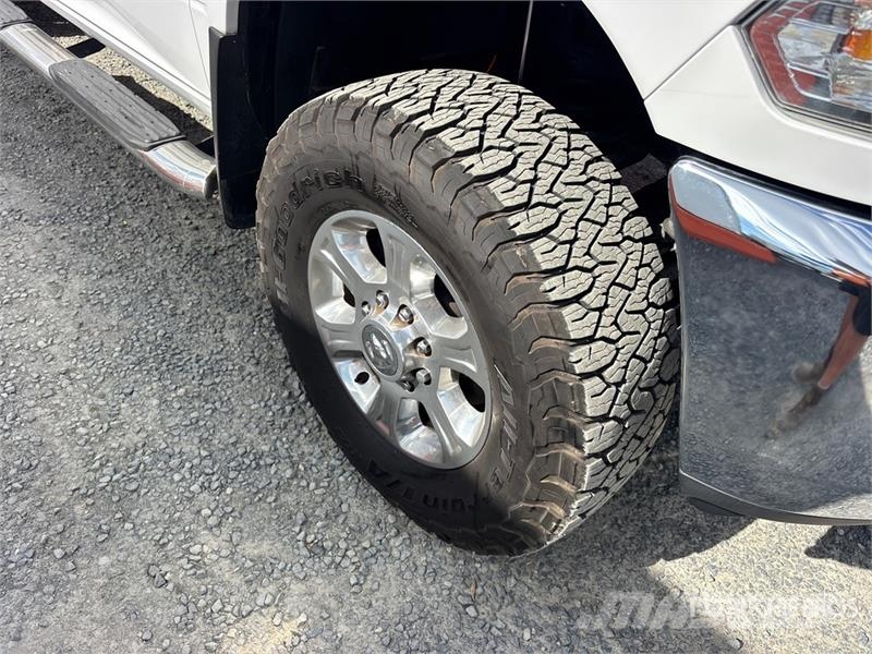 RAM 2500 4x4 Crew Cab Pickup Diger