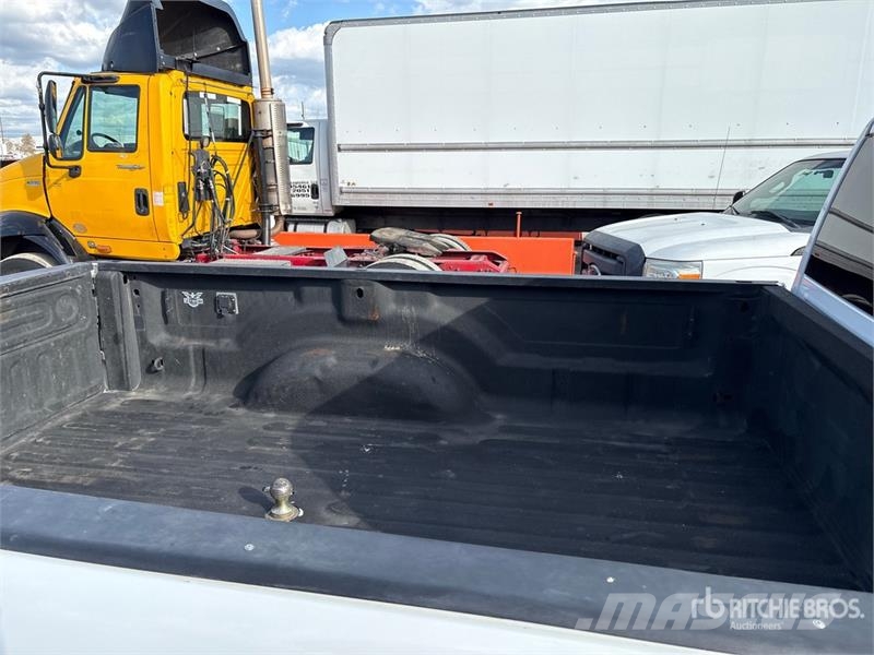 RAM 2500 4x4 Crew Cab Pickup Outros